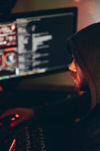 Pokój bez sygnału – instrukcja przetrwania: Ekranowanie pomieszczeń jako najwyższa technologia ochrony